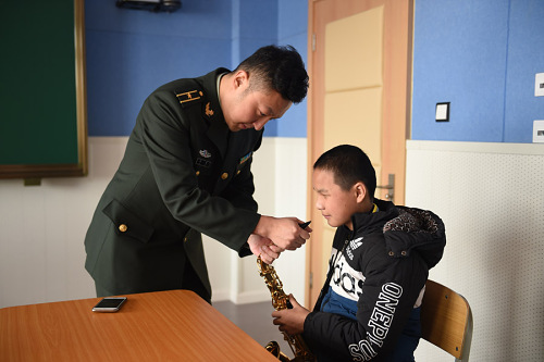 解放军军乐团与扬帆管乐团视障孩子们 共同奏响“生命的色彩”