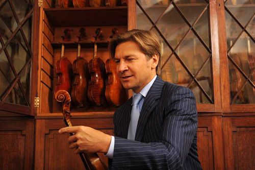 上海交响乐团首席使用的名琴就是找他借出的