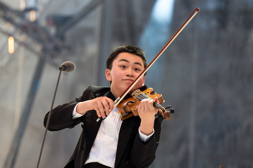 中国提琴少年问鼎梅纽因 获数千万名琴使用权
