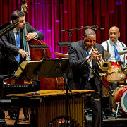 马萨利斯率林肯中心爵士乐团与古巴打击乐手合作音乐会
